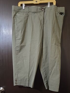 Studio Works green Capri pants size 18W